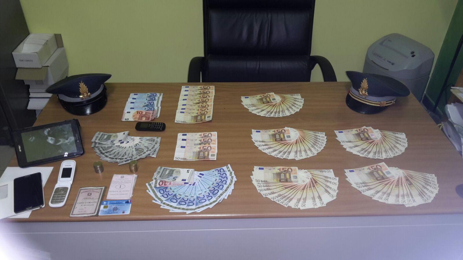 Le banconote e i cellulari sequestrati