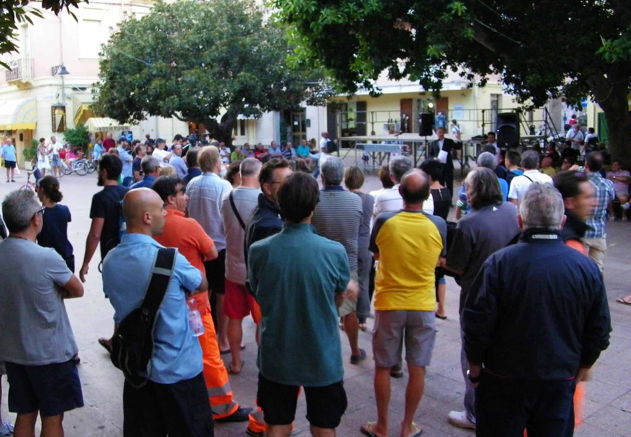 L'assemblea in piazza Repubblica