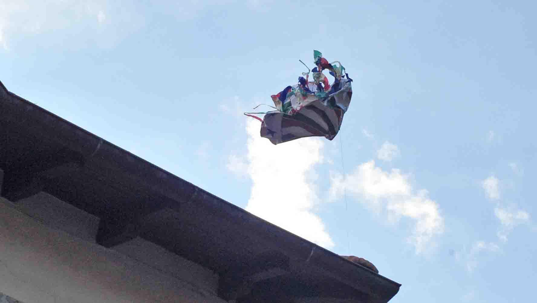 Il pallone si squarcia appena superata la pieve e cade poco lontano (foto Gori)