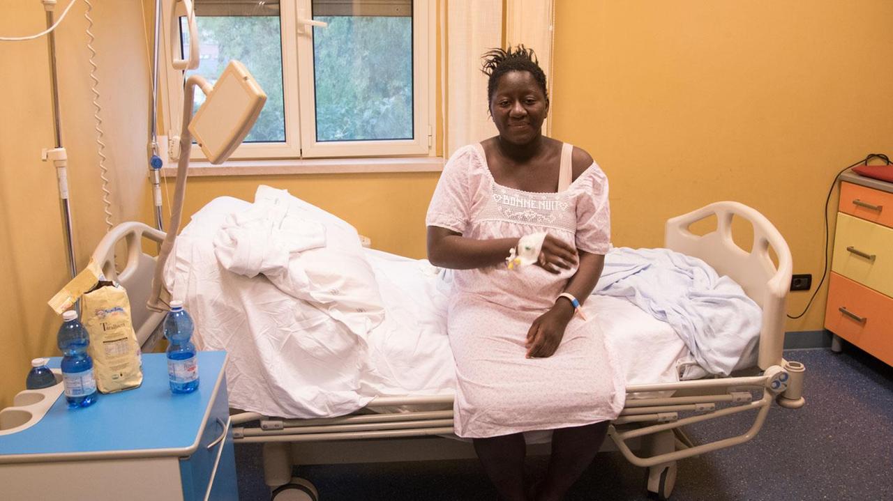 La mamma migrante che ha partorito al Santissima Trinità (foto Mario Rosas)