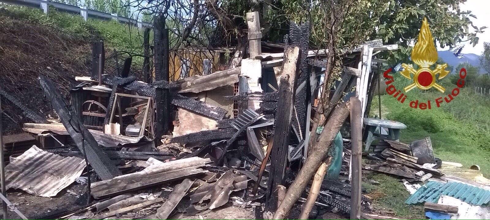 La baracca distrutta dall'incendio