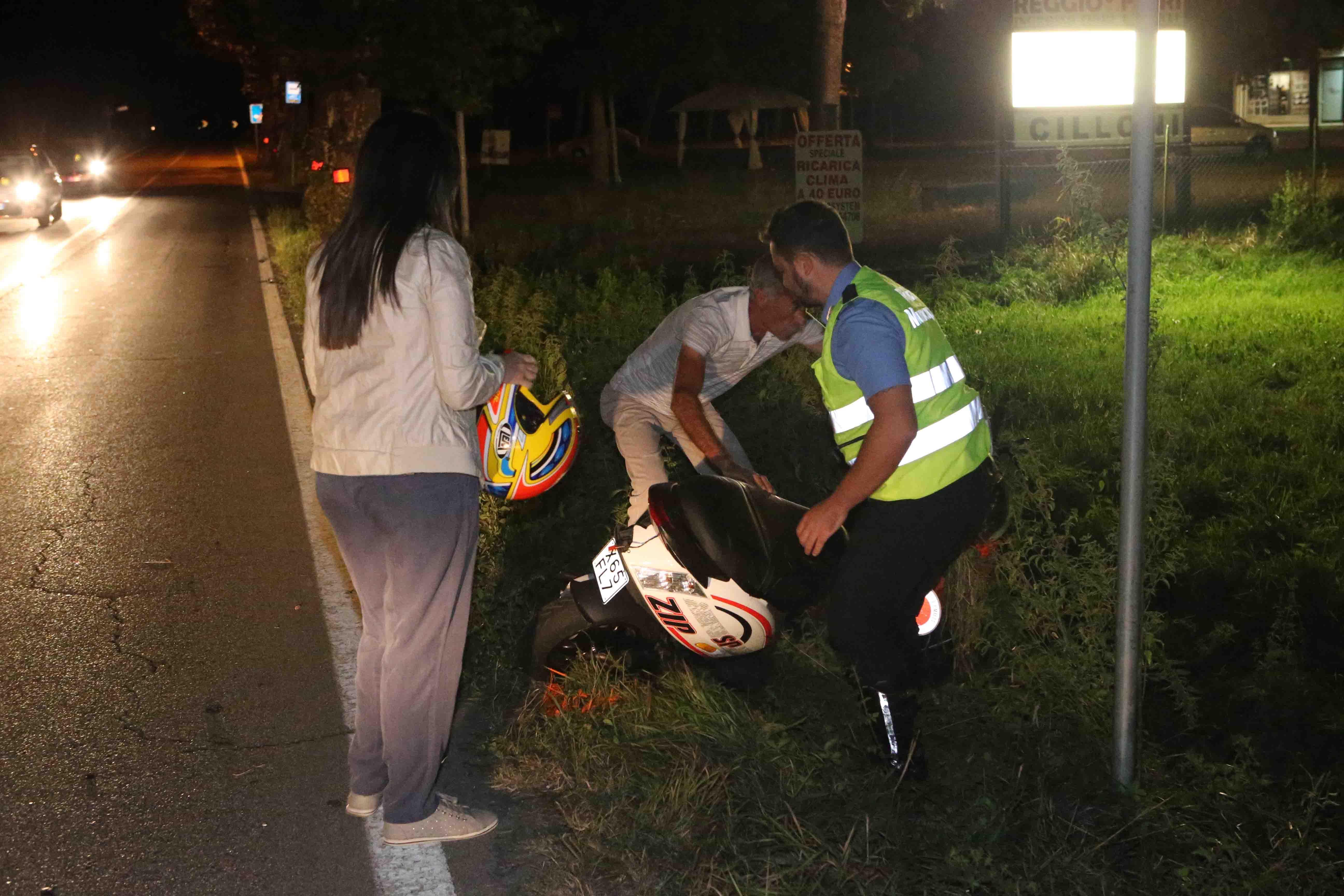 Grave per uno schianto in scooter contro un'auto