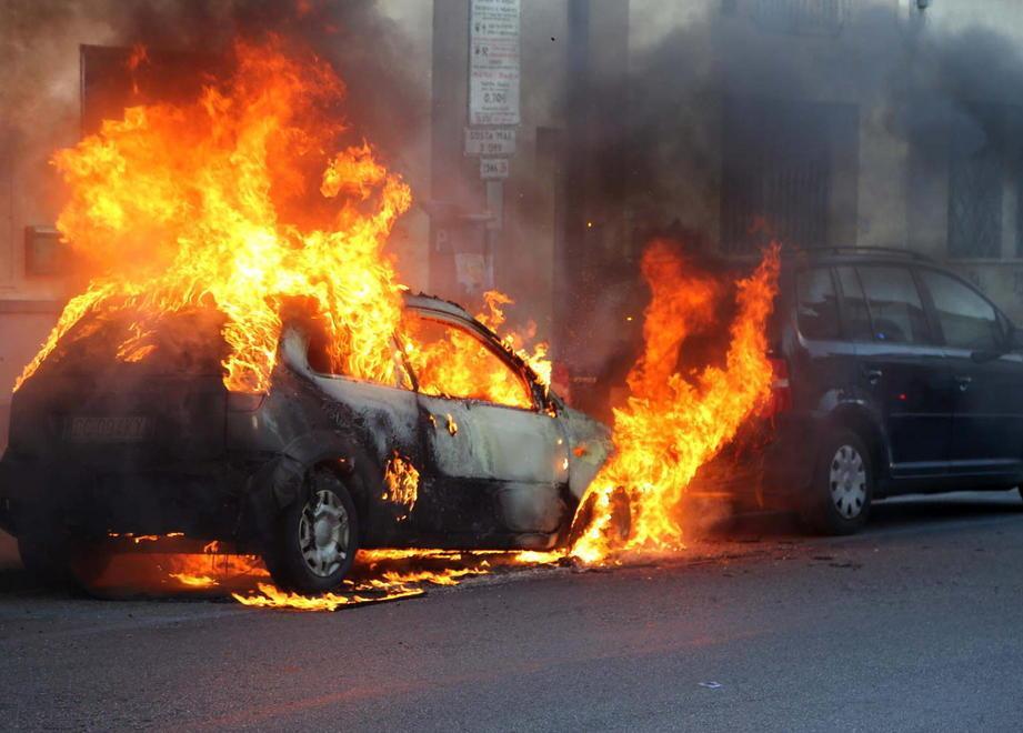 Auto in fiamme e tanta paura a Empoli