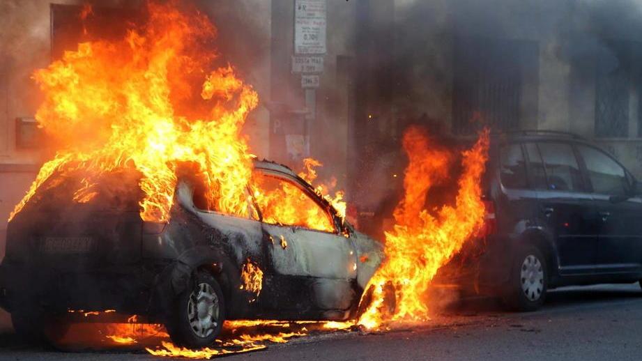 Auto in fiamme e tanta paura a Empoli