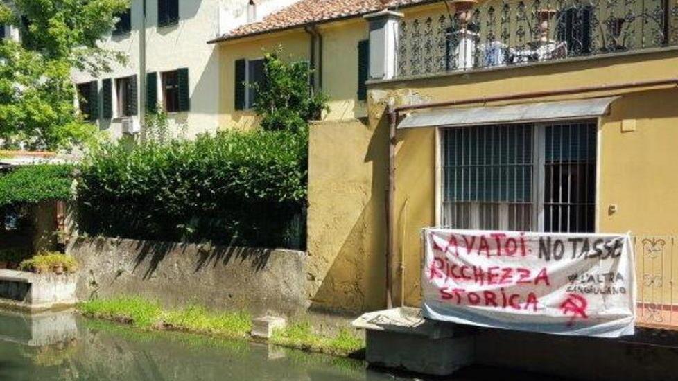 Tassa sui lavatoi, sale la protesta
