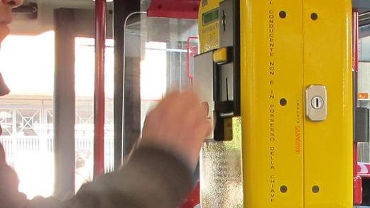 Fugge dal bus e travolge due ragazzi