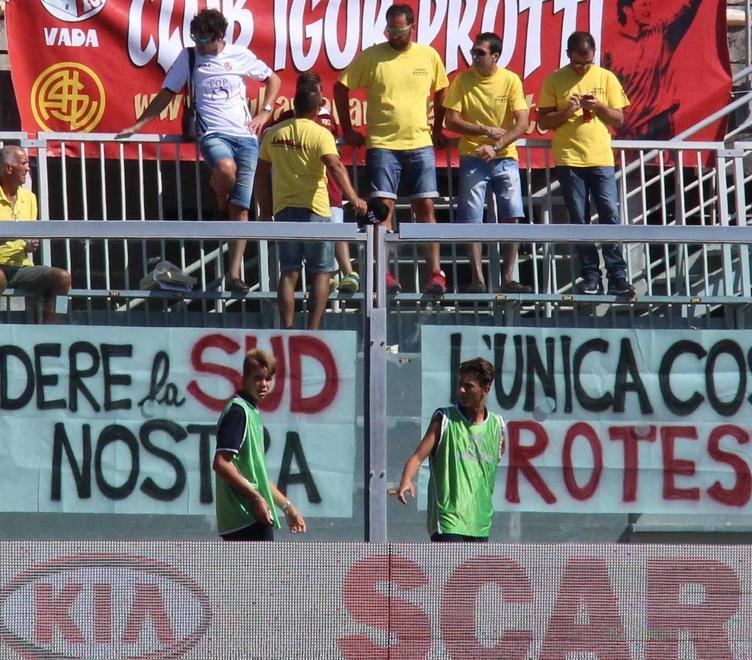 Curva Sud chiusa: tre striscioni per protestare