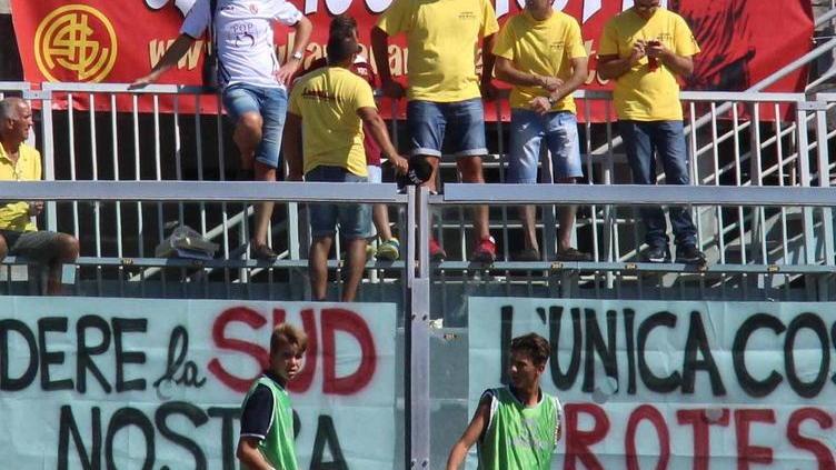 Curva Sud chiusa: tre striscioni per protestare