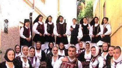 Il gruppo folk festeggia in tournée a Ostia i 2 anni di vita