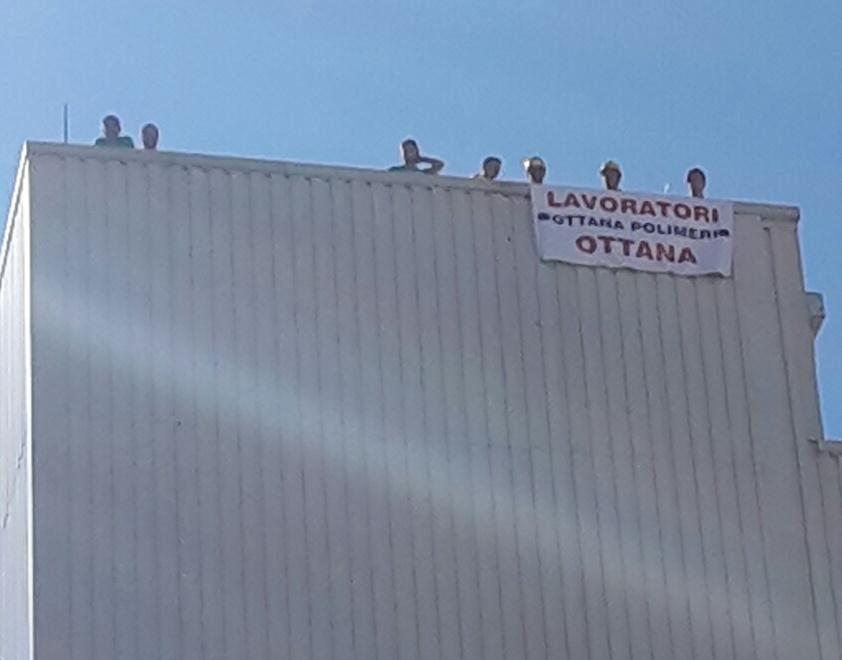 Ottana Polimeri, lavoratori sul tetto 