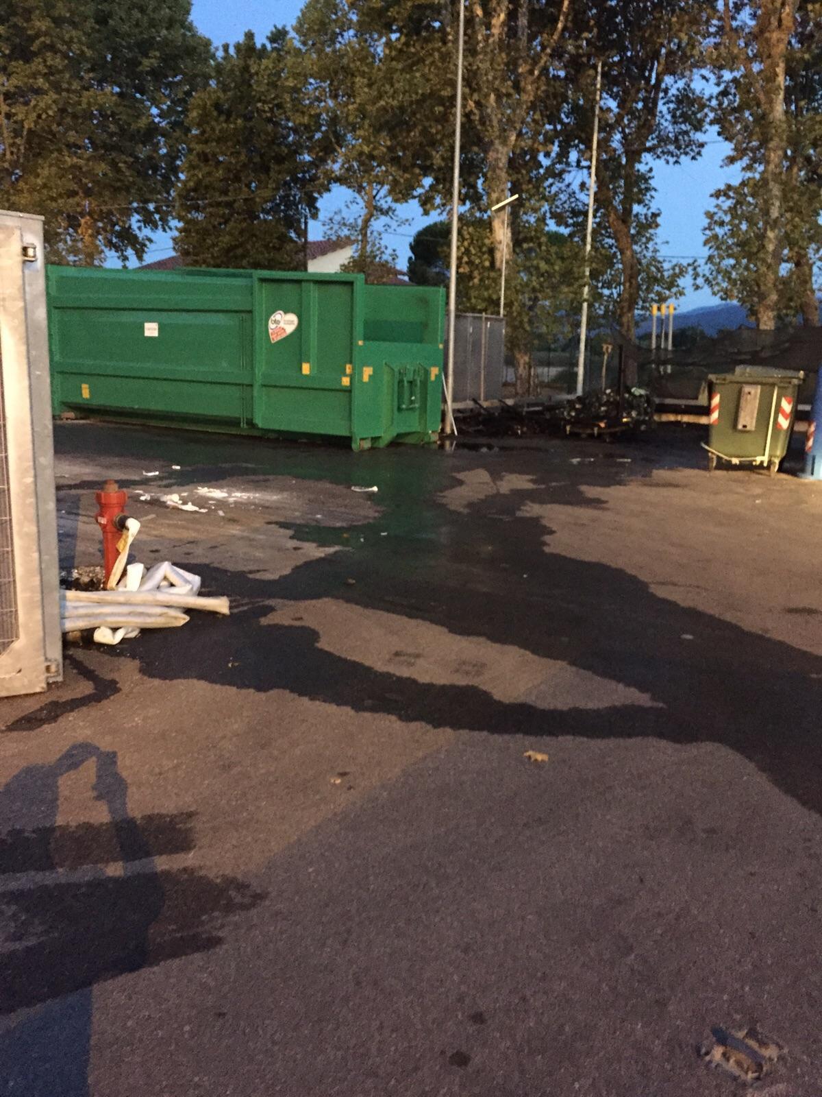 I danni provocati dall'incendio in via Ciulli