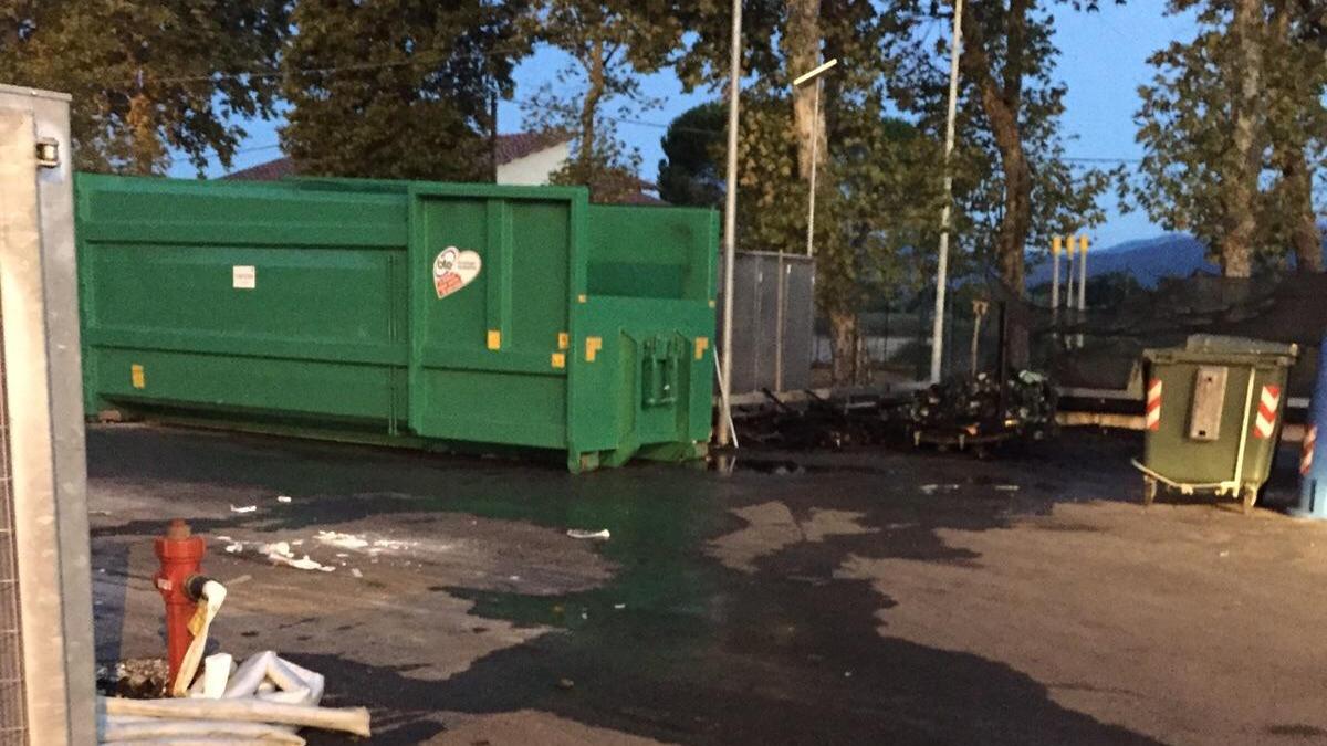 I danni provocati dall'incendio in via Ciulli