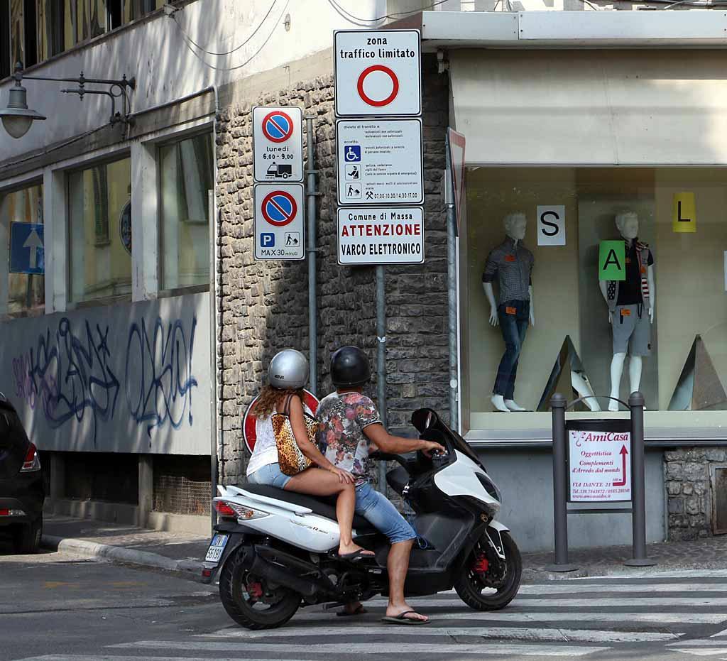 Scooter davanti al varco di via Cavour a Massa