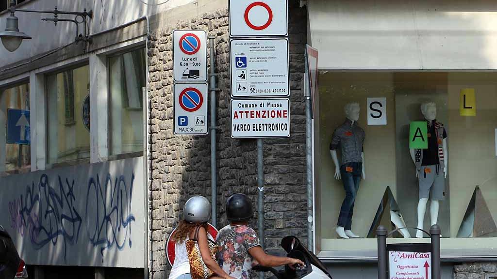 Scooter davanti al varco di via Cavour a Massa