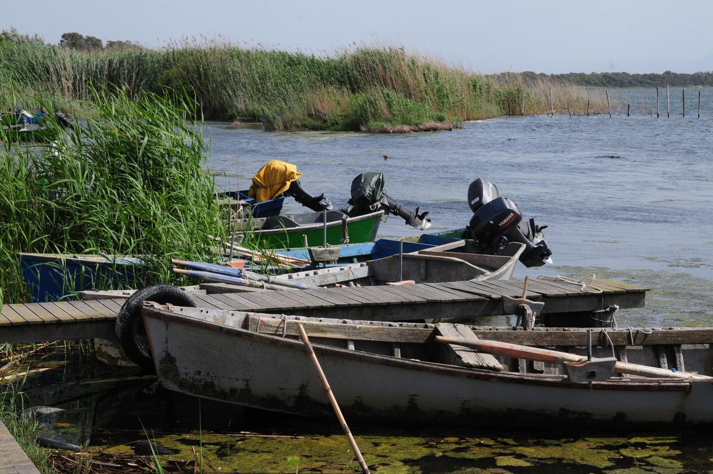 Barche di pescatori nello stagno di Santa Giusta in un'immagine d'archivio