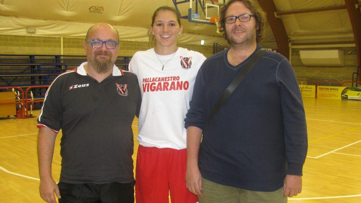 Da sinistra: coach Marco Savini, l'ala-pivot americana Samantha Ostarello e il dg Ennio Zazzaroni