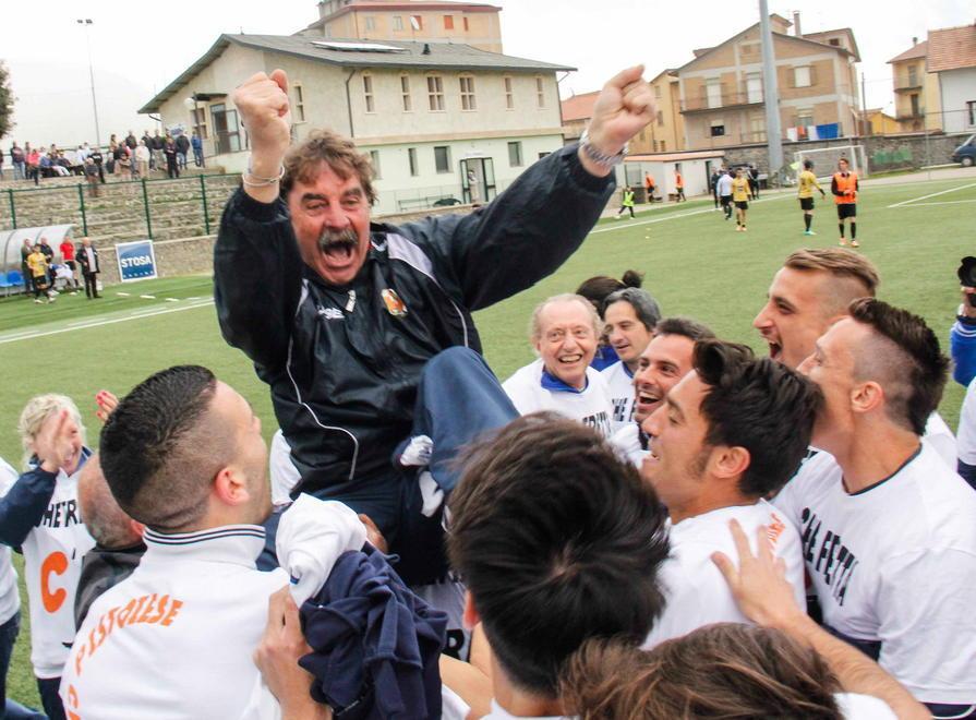 Morgia portato in trionfo dai giocatori della Pistoiese nell'anno della promozione in Lega Pro