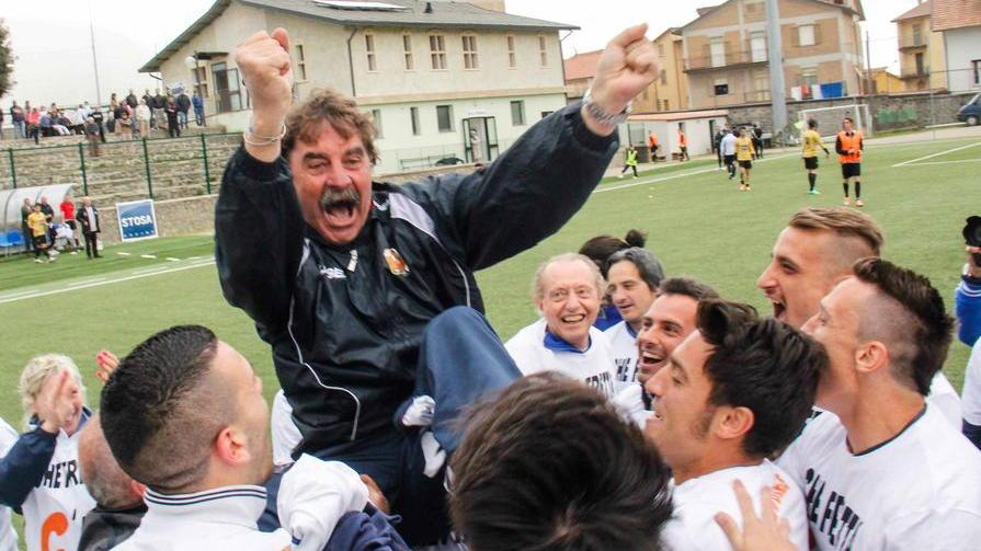 Morgia portato in trionfo dai giocatori della Pistoiese nell'anno della promozione in Lega Pro
