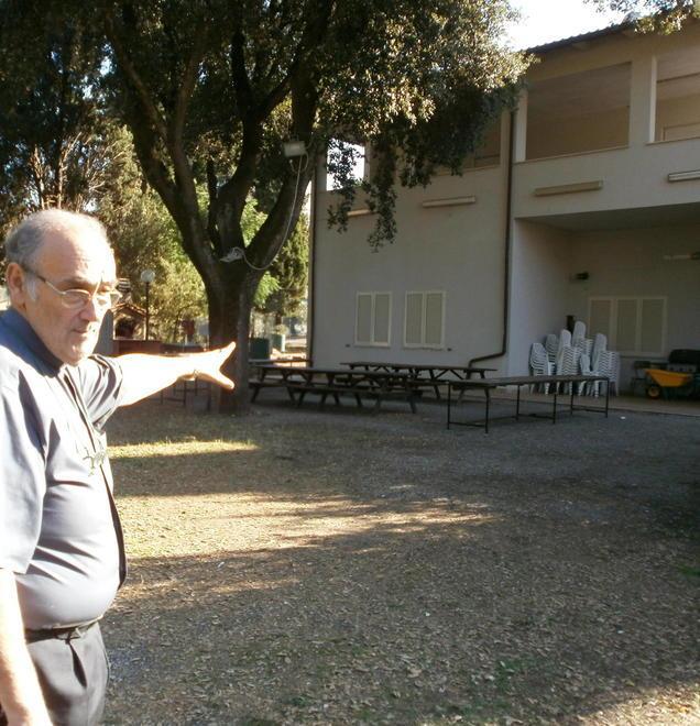 Don Claudio Picinini mostra la struttura dell'ex asilo parrocchiale