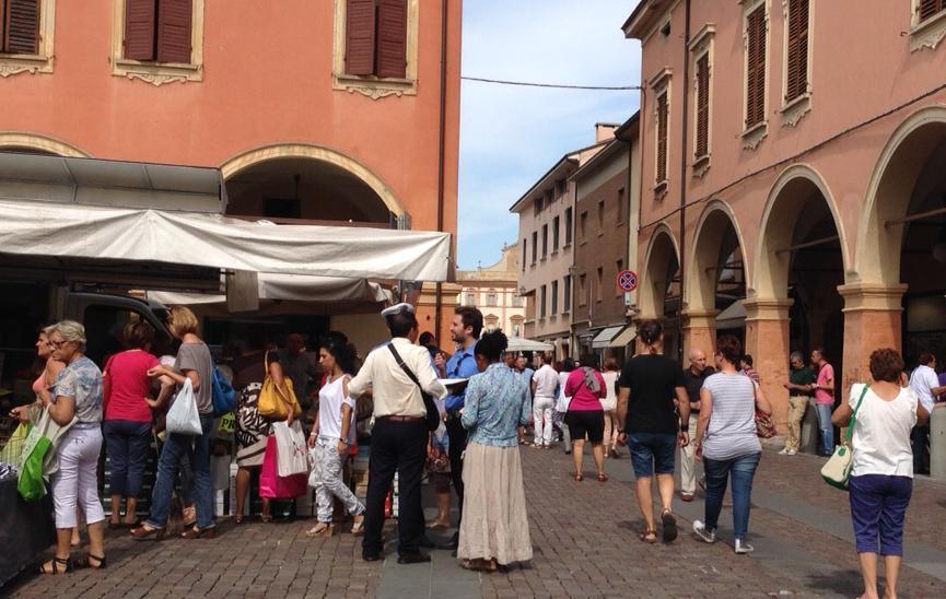 Sassuolo: predica la Bibbia in piazza, vigili lo multano 