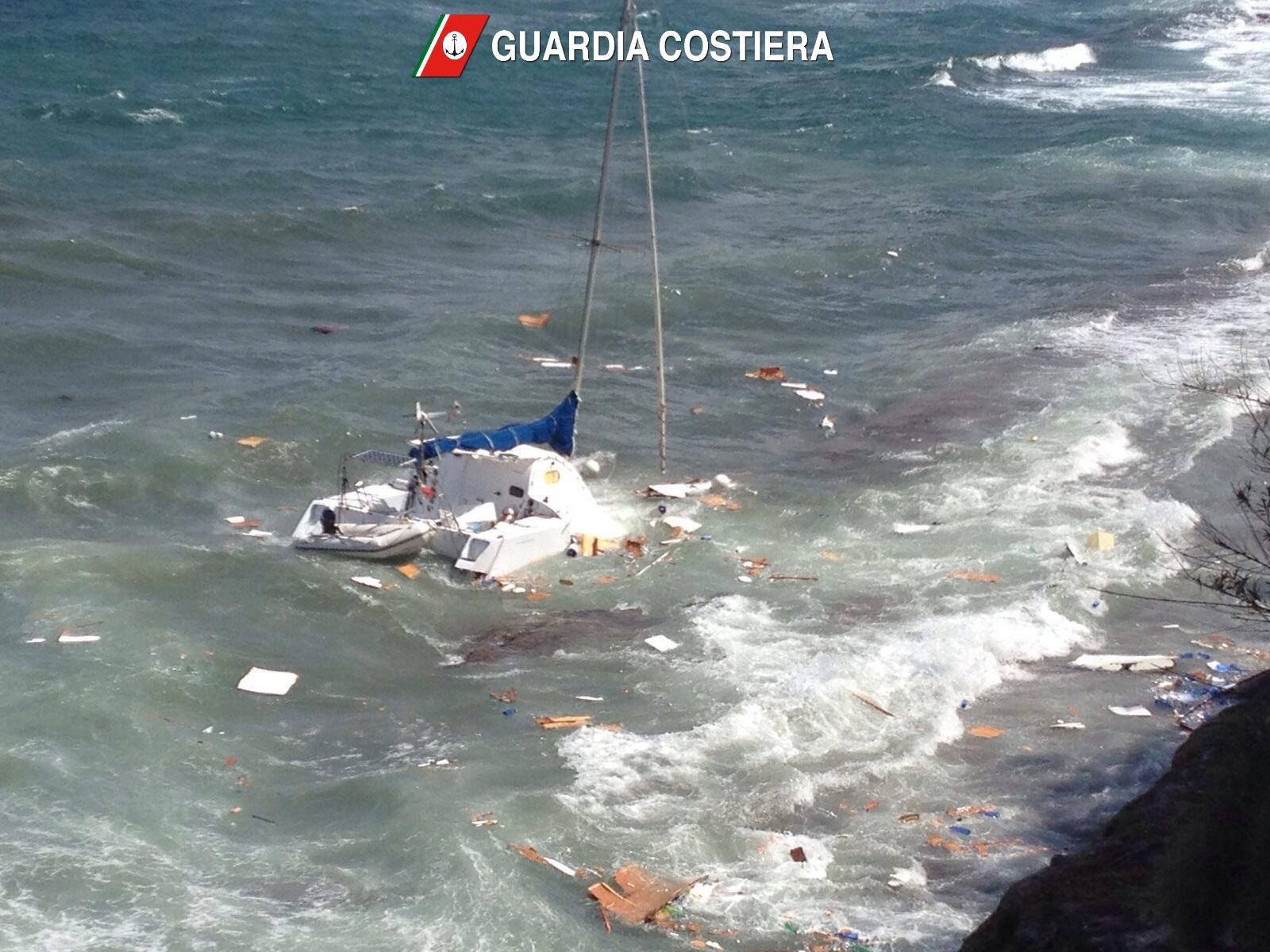 Castelsardo, si rompe la cima: catamarano finisce sugli scogli