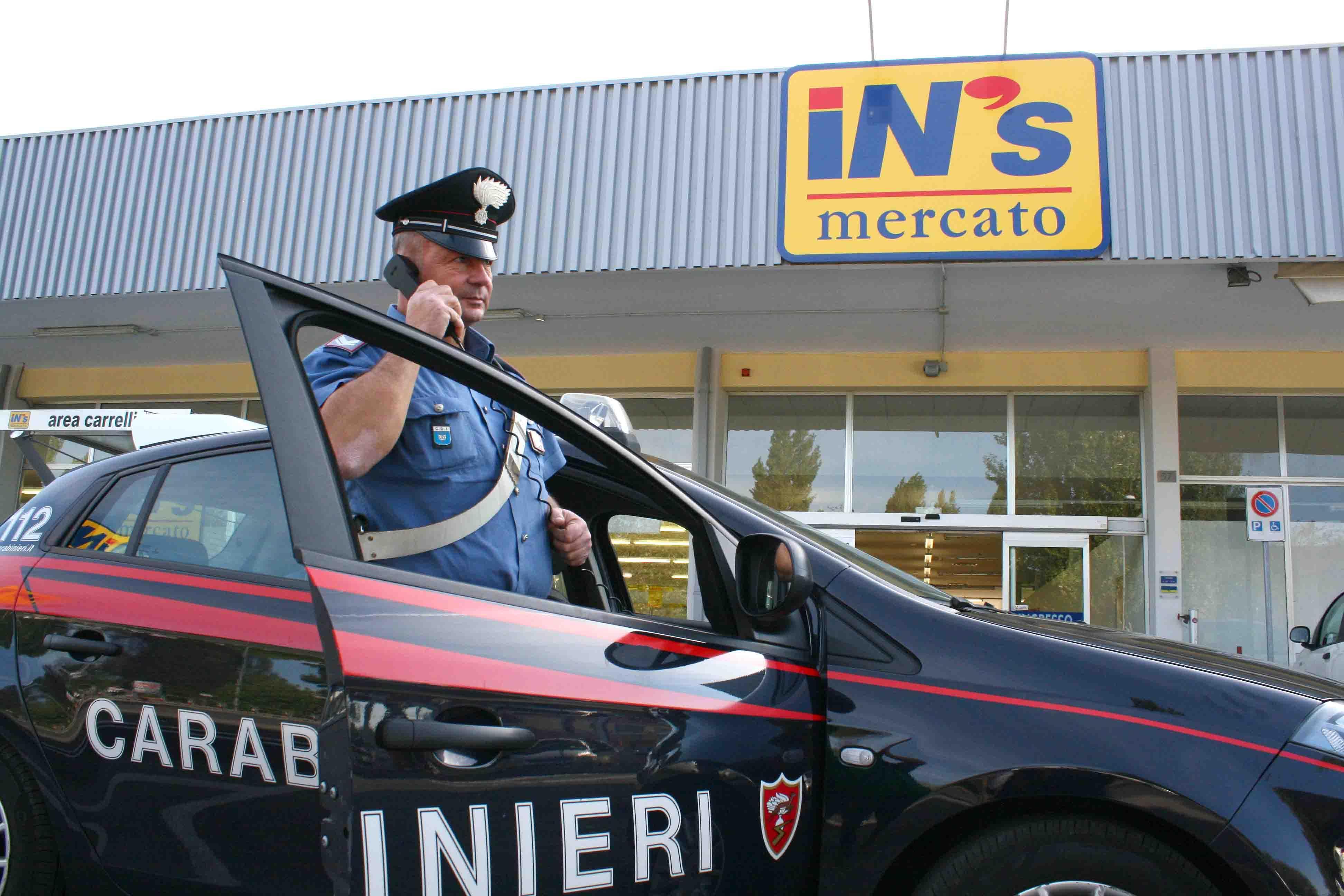 I carabinieri davanti al supermercato iN's dopo la rapina