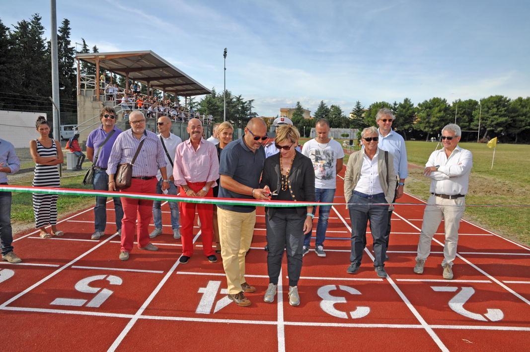 Il taglio del nastro della pista di atletica completamente rinnovata (foto Falorni)