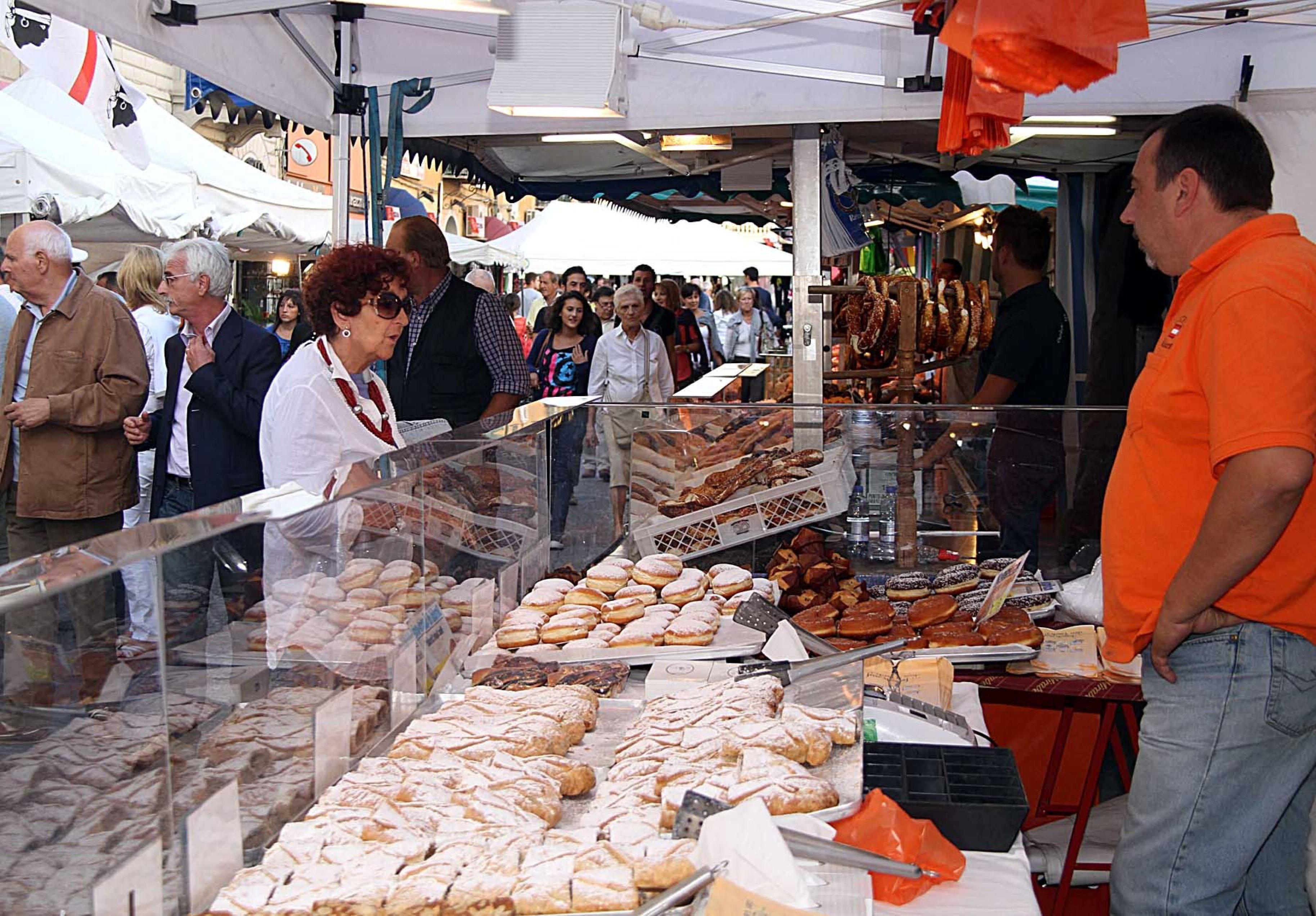 Un'edizione passata del Mercato europeo a Pontedera (foto Franco Silvi)