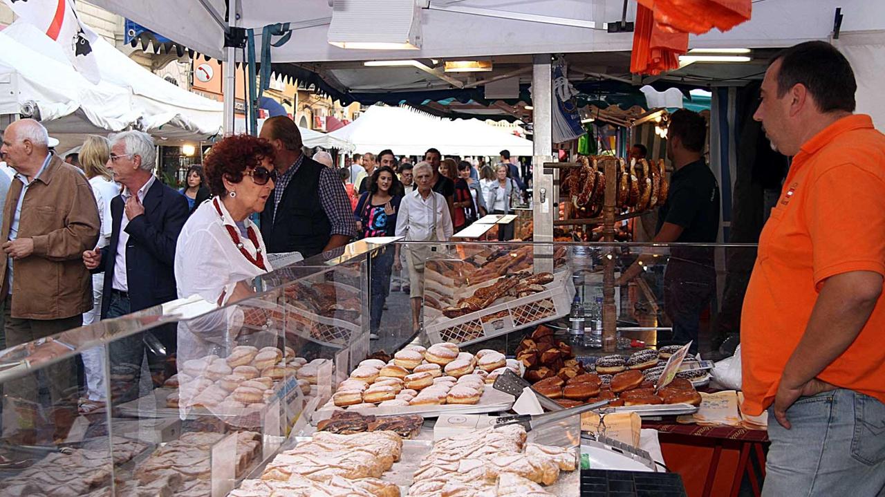 Un'edizione passata del Mercato europeo a Pontedera (foto Franco Silvi)