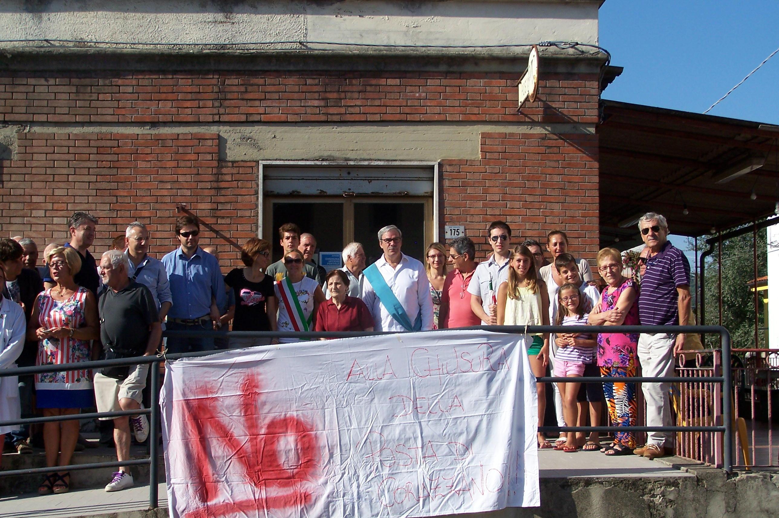 La protesta del primo settembre 2015 davanti alle poste di Corazzano