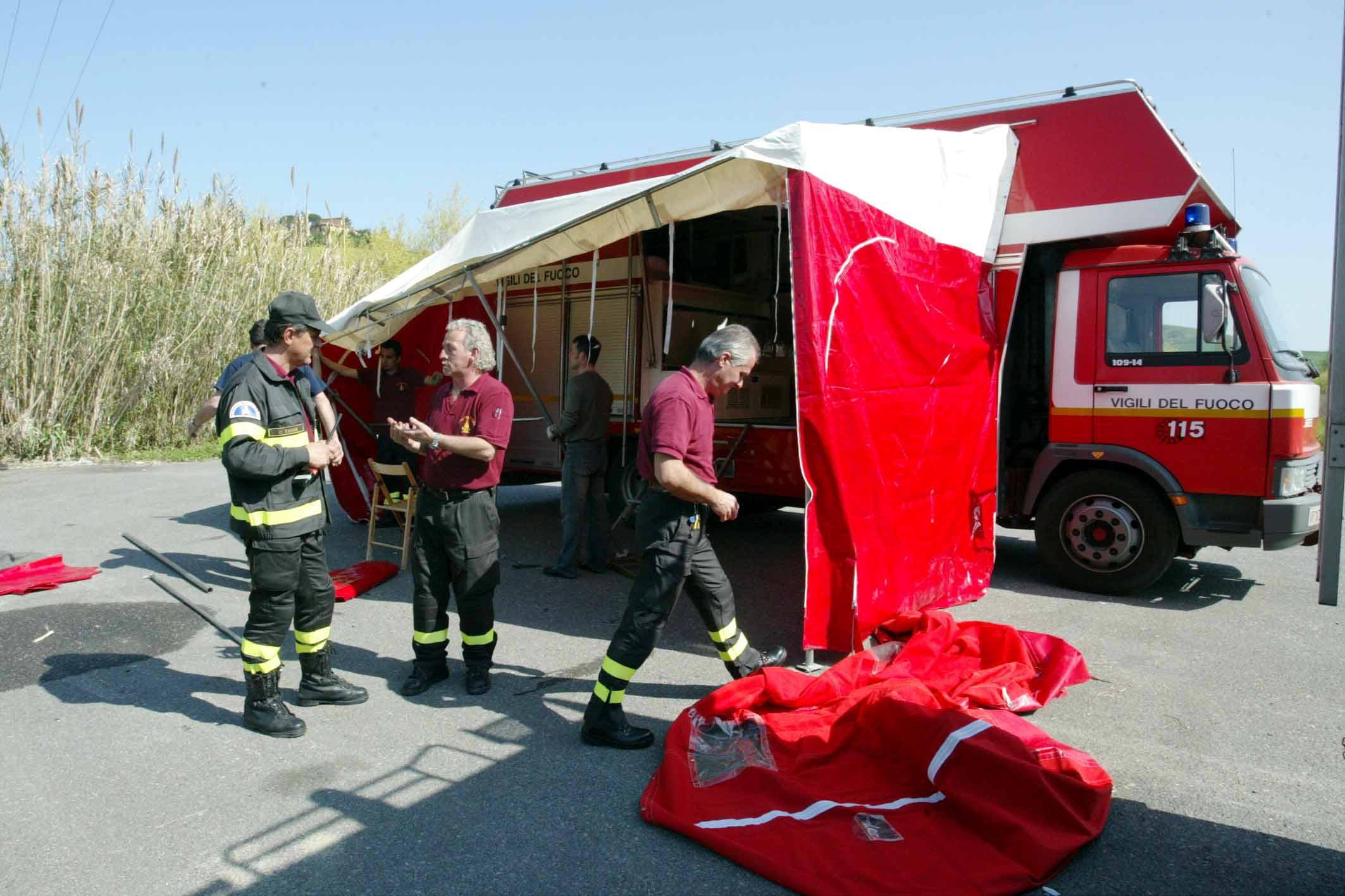 I vigili del fuoco impegnati in una ricerca (foto d'archivio)