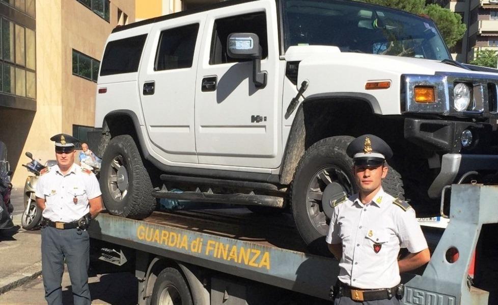 Fatture false, maxisequestro di beni 