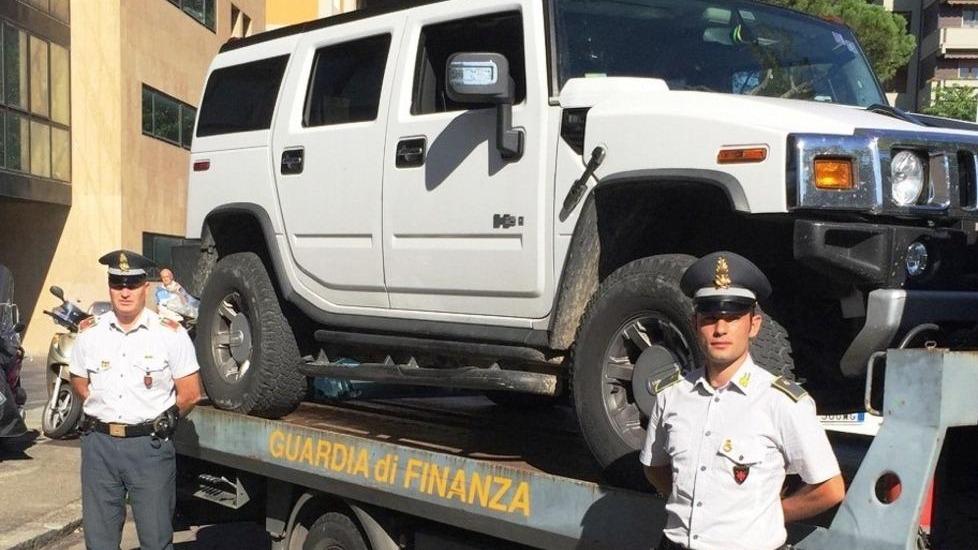 Fatture false, maxisequestro di beni