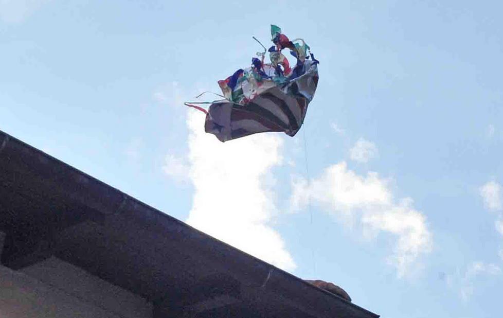 La mongolfiera si squarcia appena superato il campanile 