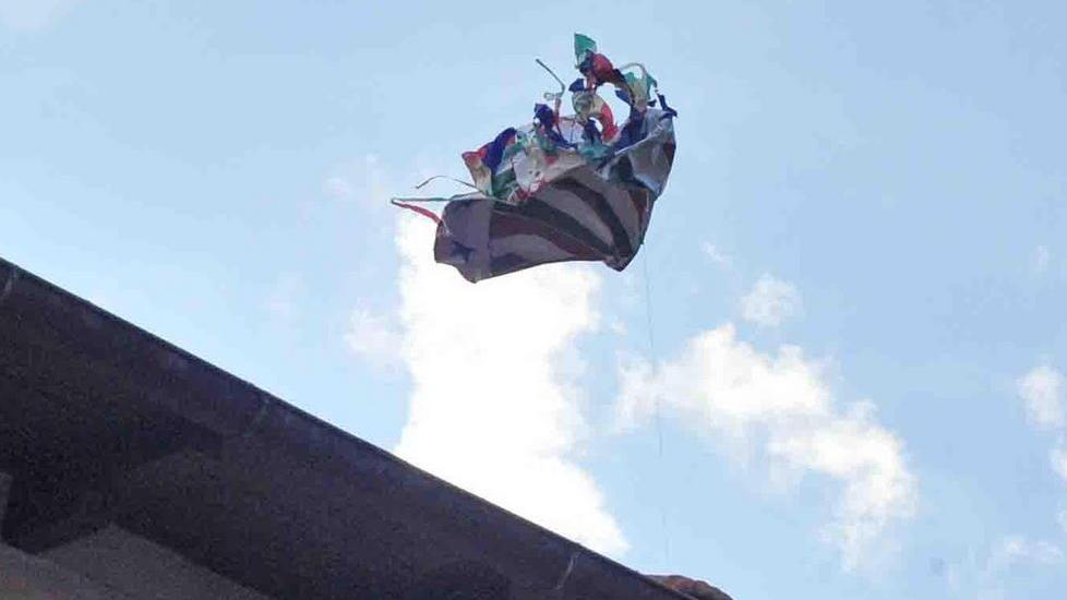 La mongolfiera si squarcia appena superato il campanile