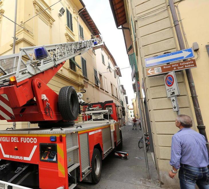 Cade intonaco, intervento dei pompieri 