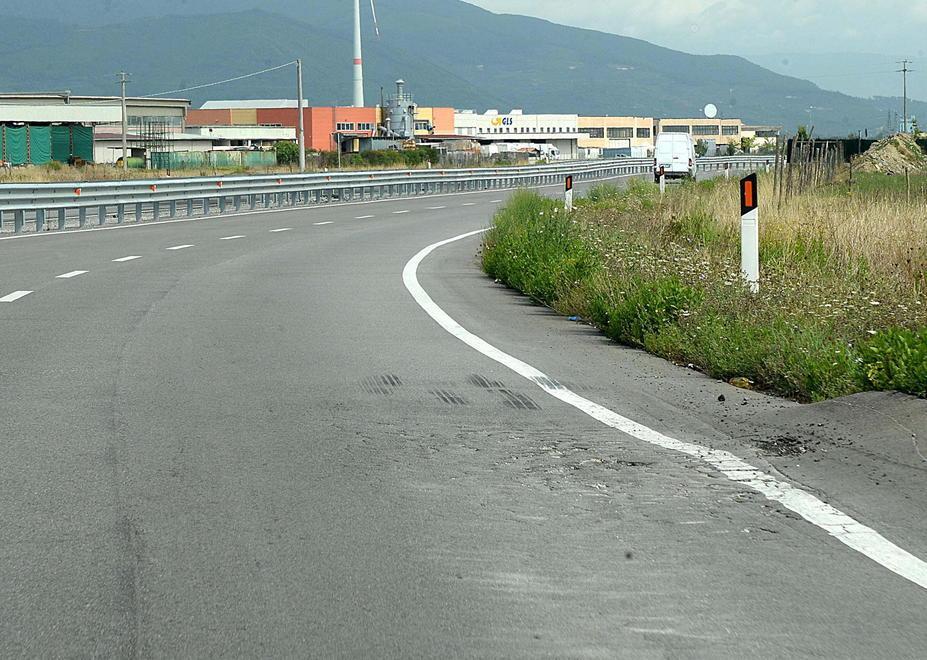 Colpa di acque non regimate le buche nella strada di Patto 
