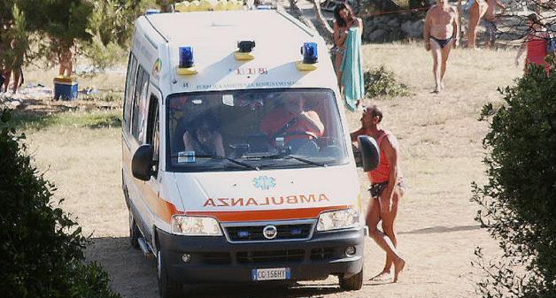 Muore sulla spiaggia dopo un malore in mare 
