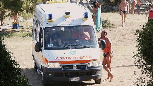 Muore sulla spiaggia dopo un malore in mare