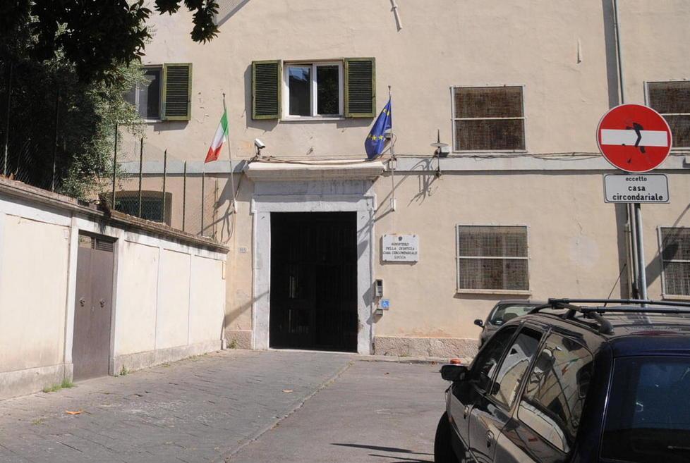 San Giorgio, detenuto picchia tre agenti