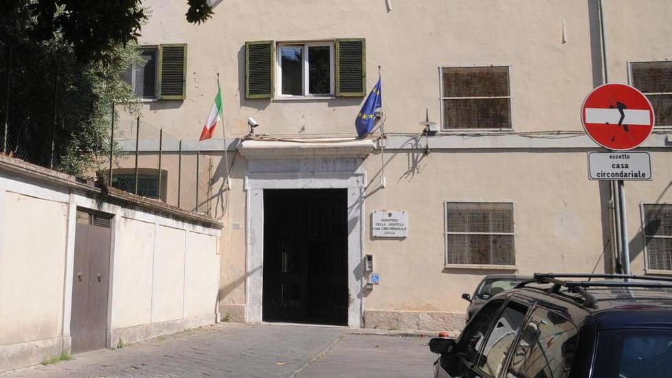 San Giorgio, detenuto picchia tre agenti