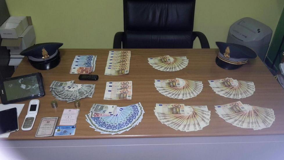 Bibite, panini e gelati con i soldi falsi: arrestati 