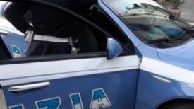 Loro fuggono, la polizia spara