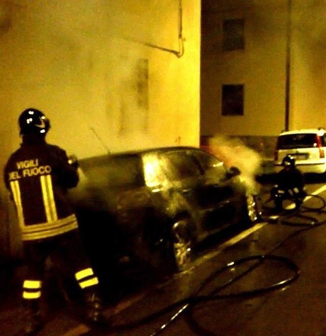 Rubata e data alle fiamme l’auto di un veterinario 