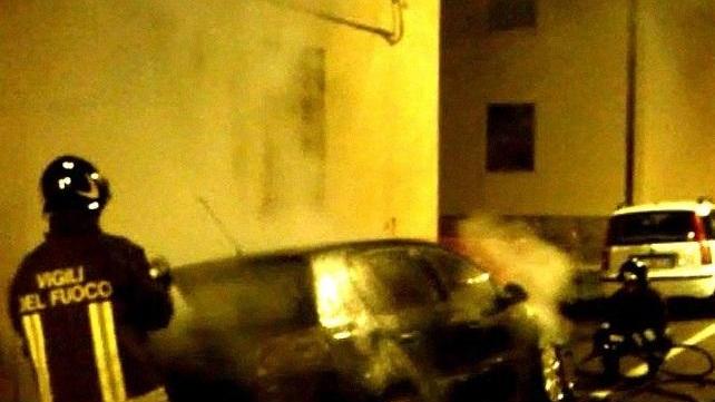 Rubata e data alle fiamme l’auto di un veterinario