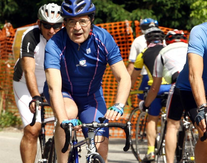 Romano Prodi: «Il segreto? 70 Km in bici ogni giorno»