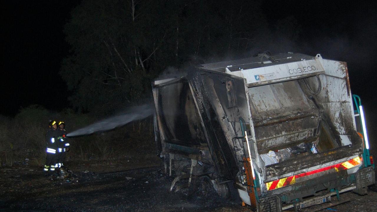 Attentato a Torpè, incendiati due camion della nettezza urbana