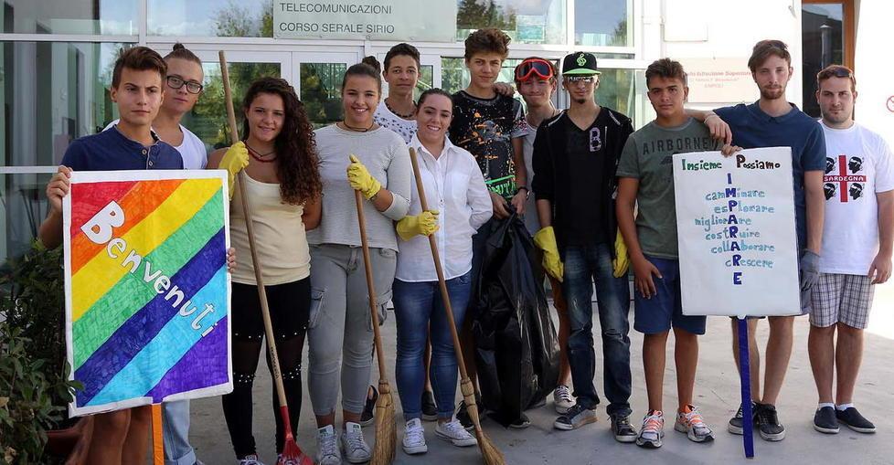 Secchi e ramazze, la pulizia all’Iti la fanno gli studenti 