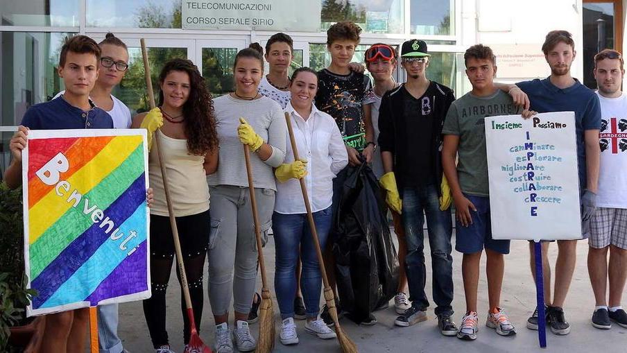 Secchi e ramazze, la pulizia all’Iti la fanno gli studenti