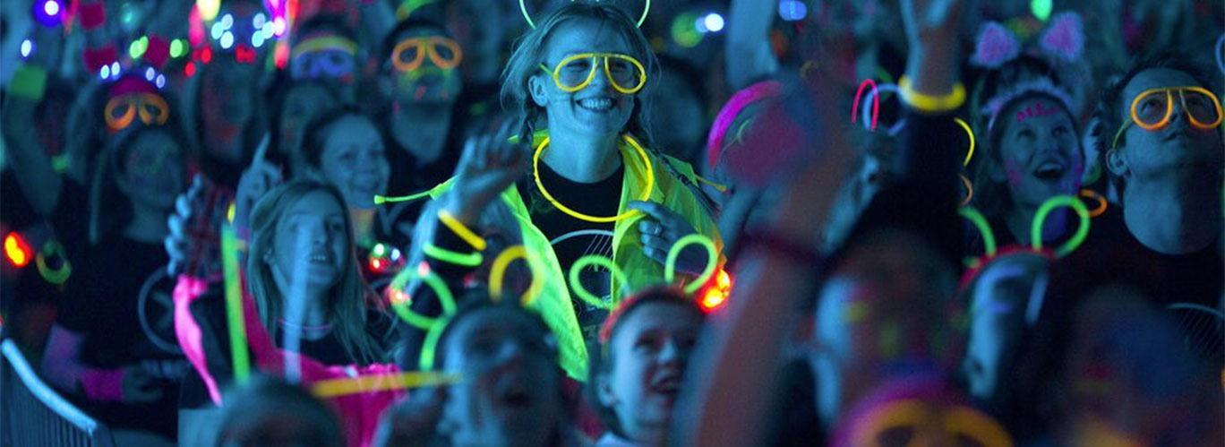 La corsa "fluo" lungo il centro storico e le piste ciclabile